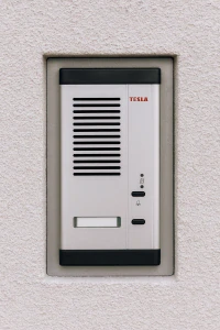 TESLA STROPKOV Elektrický vrátný 4FP11142 pod omítku, 1 účastník