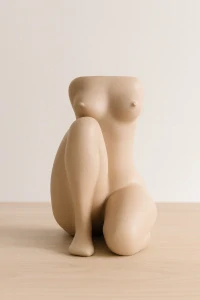 Květináč Sitting Lady, polyresin, pískově hnědá, 28 x 22 x 37 cm - Present Time