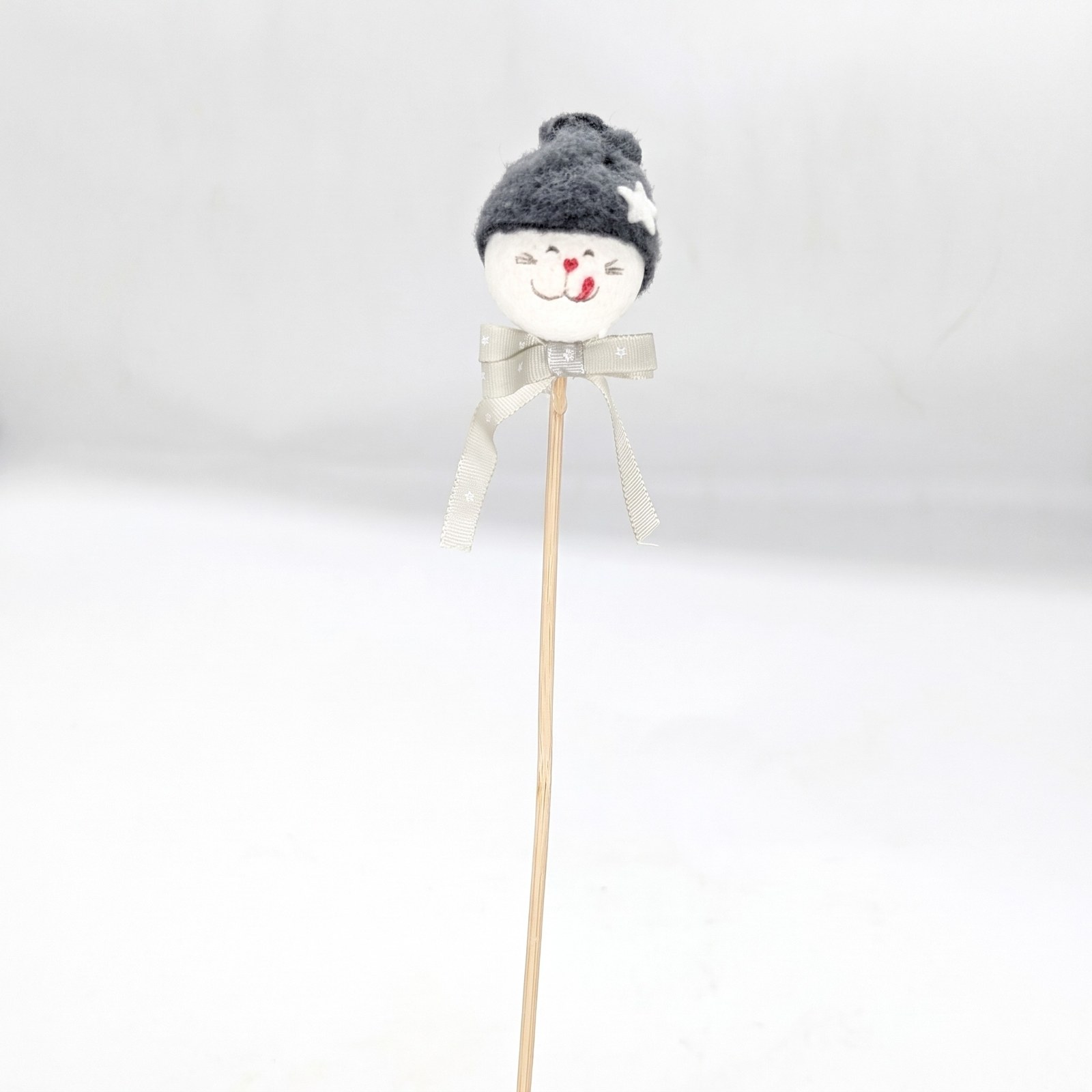 Zápich hlavička se šedou čepicí 21 cm – zimní dekorace do květináče, 1 ks